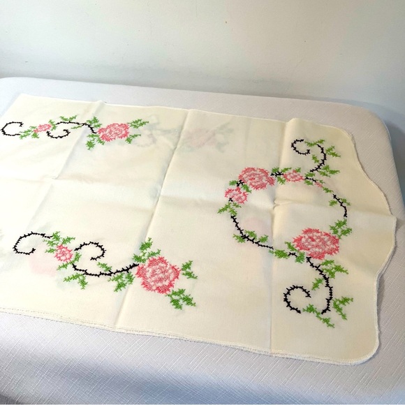 Floral Embroidered Table Runner. New. Vintage. Floral. Handmade - Picture 1 of 3